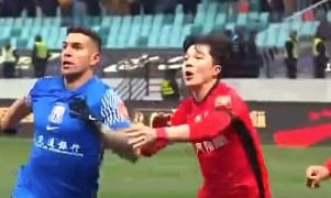  記者談海港后衛(wèi)明天：從津門虎到海港環(huán)境變了，他需主動去適應