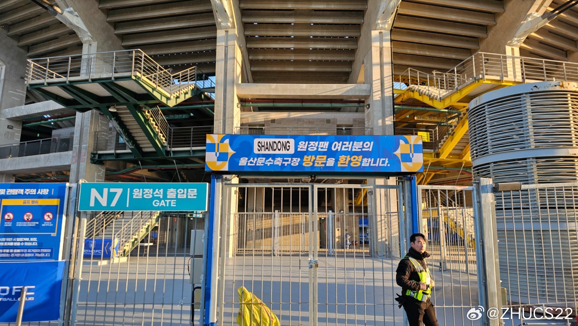  博主：蔚山現(xiàn)場(chǎng)工作人員、轉(zhuǎn)播車(chē)、安保在準(zhǔn)備撤場(chǎng)，場(chǎng)外一片安靜