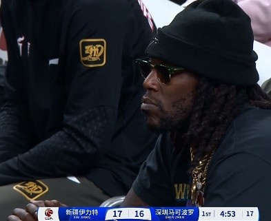  哦呦？你來了！新疆新外援哈雷爾場邊觀戰(zhàn)新疆主場vs深圳的比賽