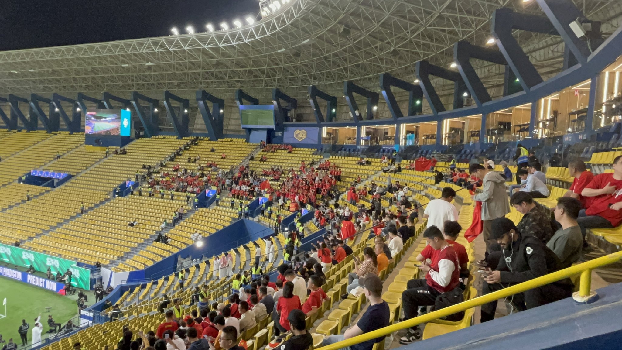  球票已售罄！中國球迷已經(jīng)入場，坐在球場上層沙特球迷區(qū)上方