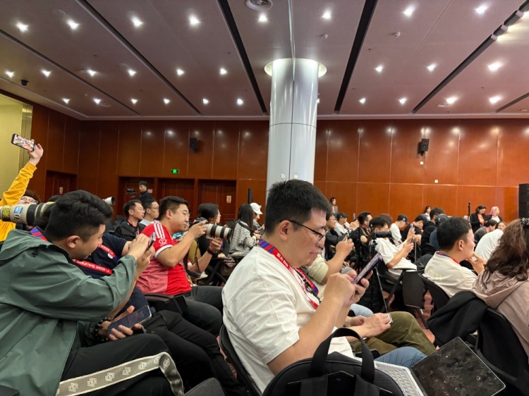  萬眾矚目！記者擠滿國足賽前新聞發(fā)布廳，賽場記者預(yù)計超300人