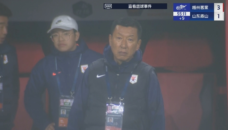  半場1-3落后遞補隊！場邊的崔康熙表情焦急