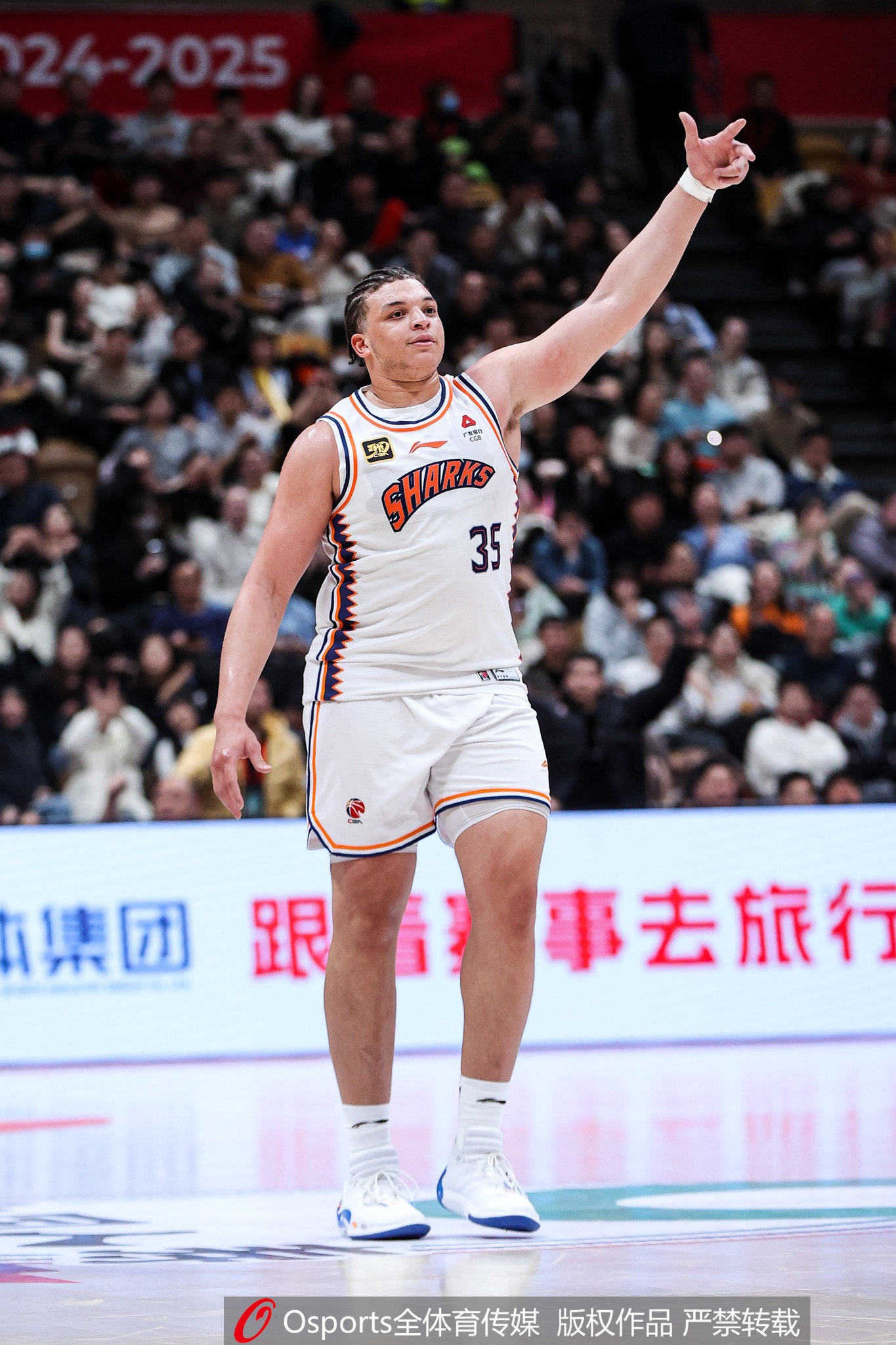  小坦克！洛夫頓上半場9中6砍18分12板3助 4次犯規(guī)是隱患